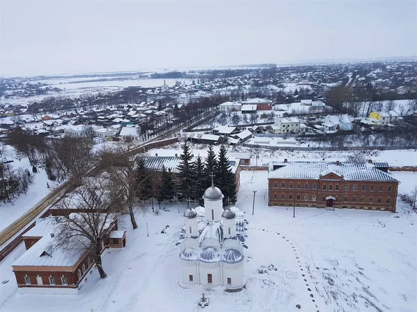 冬のスーズダリのパノラマ。ロシア ユネスコのゴールデン リング オブジェクトの一部である rizopolozhensky 修道院の鐘塔の眺め。観光地。古代の建築. — ストック写真