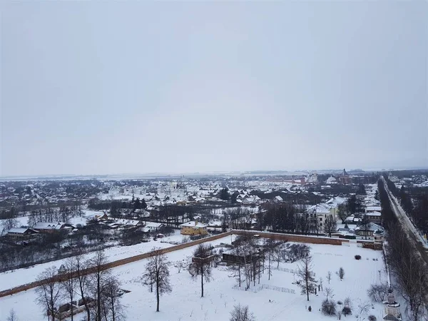 冬のスーズダリのパノラマ。ロシア ユネスコのゴールデン リング オブジェクトの一部である rizopolozhensky 修道院の鐘塔の眺め。観光地。古代の建築. — ストック写真
