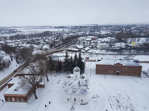 冬のスーズダリのパノラマ。ロシア ユネスコのゴールデン リング オブジェクトの一部である rizopolozhensky 修道院の鐘塔の眺め。観光地。古代の建築. — ストック写真