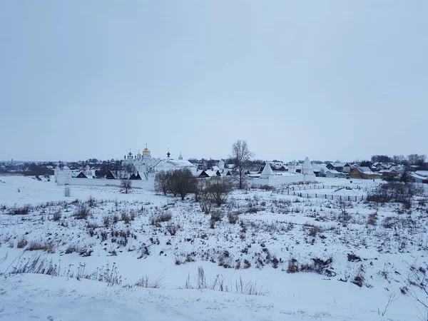 Suzdal Cremlino, Russia. Suzdal fa parte dell'anello d'oro della Russia e di un sito dell'UNESCO. Famosa destinazione turistica. Antica architettura del centro di Suzdal in inverno nevoso . — Foto Stock