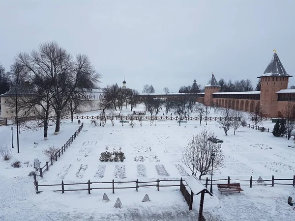 Suzdal Cremlino, Russia. Suzdal fa parte dell'anello d'oro della Russia e di un sito dell'UNESCO. Famosa destinazione turistica. Antica architettura del centro di Suzdal in inverno nevoso . — Foto Stock