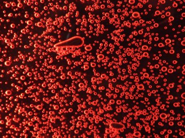 Kapatmak - yukarıya-in farklı hava kabarcıkları, su koyu arka plan üzerinde izole renkler