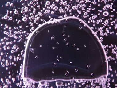 Kapatmak - yukarıya-in farklı hava kabarcıkları, su koyu arka plan üzerinde izole renkler