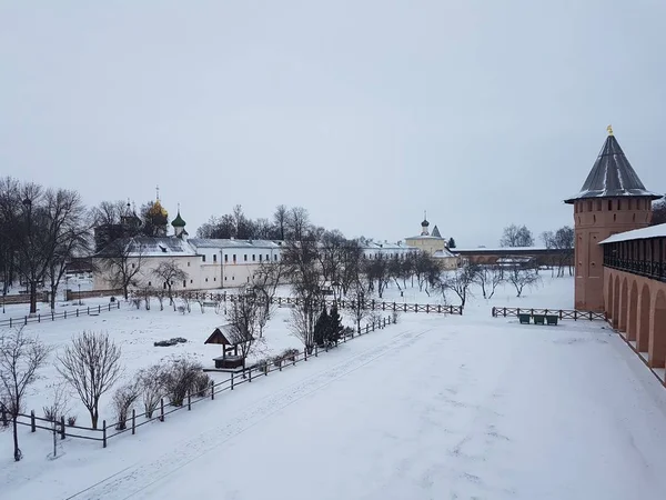 スーズダリのクレムリン、ロシア。スーズダリは、ロシアの黄金のリングとユネスコのサイトの一部です。有名な観光地。雪の降る冬のスーズダリ中心の古代建築. — ストック写真