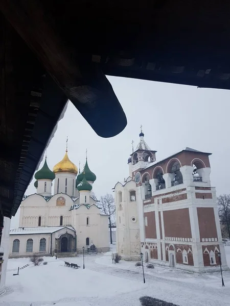 Суздальский Кремль, Россия. Суздаль является частью Золотого кольца России и объектом ЮНЕСКО. Известное туристическое направление. Древняя архитектура Суздальского центра в снежную зиму . — стоковое фото