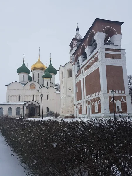 Suzdal Kremlin, Russia. Suzdal is part of the Golden Ring of Russia and a UNESCO site. Famous tourist destination. Ancient architecture of Suzdal center in snowy winter. — Stock Photo, Image