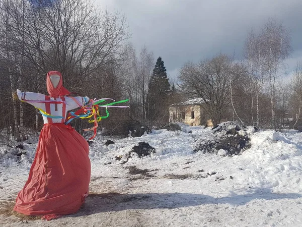L'effigie di Maslenitsa in costume popolare russo è bruciata nella neve durante la festa nazionale tradizionale di madre Addio all'inverno russo . — Foto Stock