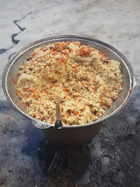 Verse Bouillon in een grote ketel ketel wordt gekookt in brand, buiten in de winter. — Stockfoto