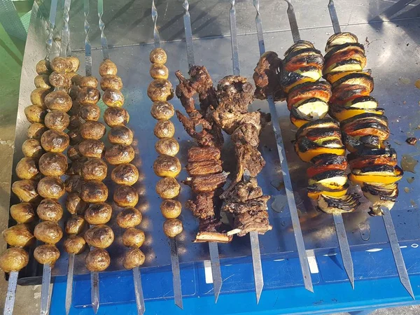 Juteux mariné dans des épices kebab de viande sur des brochettes, cuit et frit sur un barbecue au feu et au charbon de bois, dans la nature de l'hiver enneigé, par temps clair — Photo