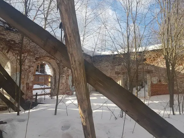 Abbandonato e distrutto edificio in mattoni rossi in inverno . — Foto Stock