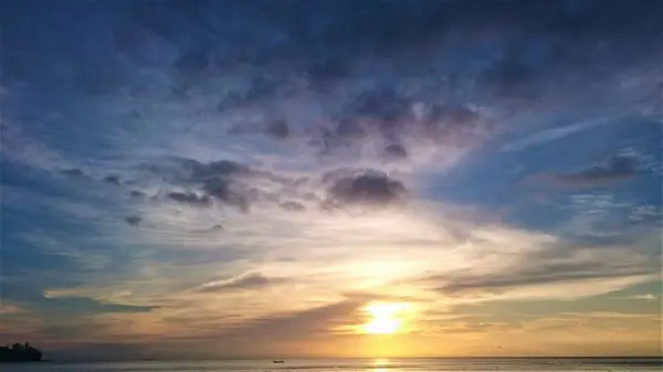 泰国的日落, 天空中的云, 普吉岛. — 图库照片