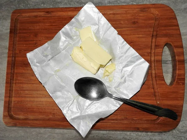 Placa de madeira para cortar alimentos na mesa na cozinha . — Fotografia de Stock