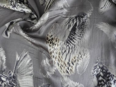 Gri tüylü, doku pürüzsüz saten ipek.