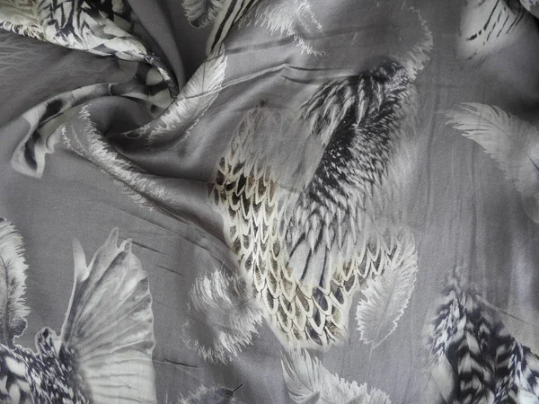 Gri tüylü, doku pürüzsüz saten ipek.