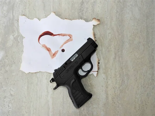 Siyah acımasız tanfoglio Tabanca 9 mm ve kalbe kan için odacıklı. — Stok fotoğraf