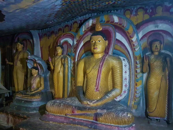 Det gyllene templet i Dambulla är världsarv och har totalt 153 Buddha statyer, tre statyer av Sri Lankas kungar och fyra statyer av gudar och gudinnor. — Stockfoto