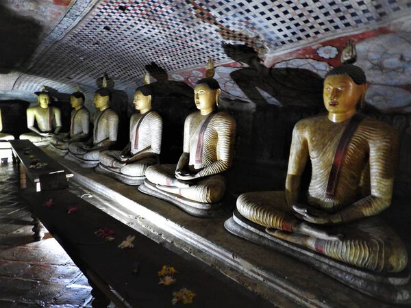 Золотой храм Дамбуллы является объектом всемирного наследия и имеет в общей сложности 153 статуи Будды, три статуи королей Шри-Ланки и четыре статуи богов и богинь.