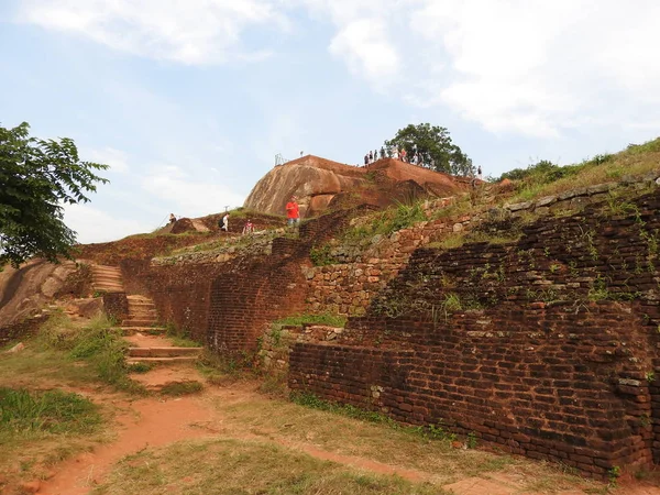 Ruinerna av det kungliga palatset ovanpå lejon klippan, Sigiriya, Sri Lanka, Unescos världsarv — Stockfoto