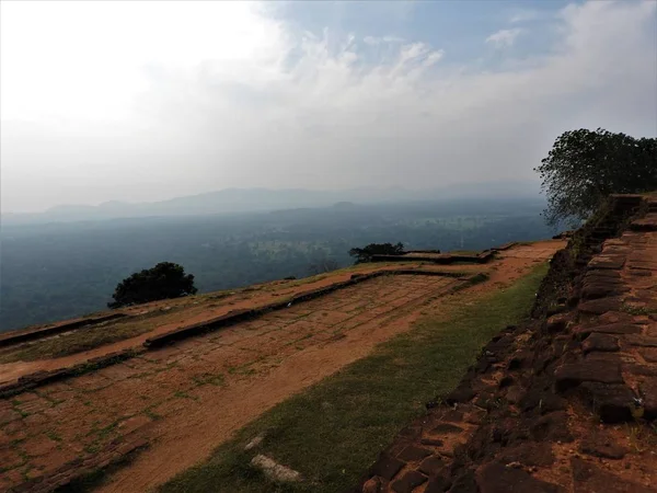 Ruinerna av det kungliga palatset ovanpå lejon klippan, Sigiriya, Sri Lanka, Unescos världsarv — Stockfoto