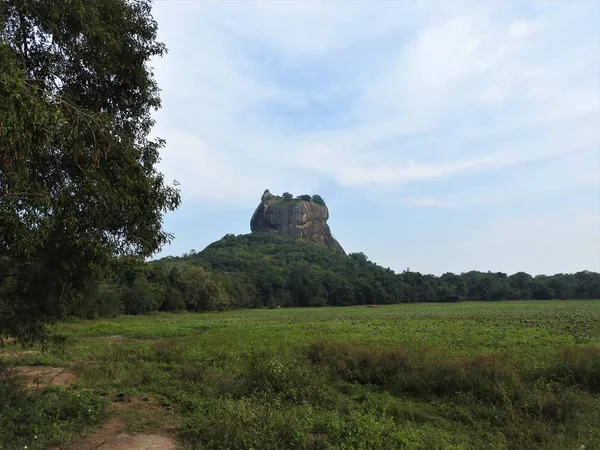 Close-up, view of Sigiriya singa benteng gunung di hijau, Sri Lanka, pada hari yang cerah . — Stok Foto