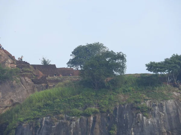 Close-up, view of Sigiriya singa benteng gunung di hijau, Sri Lanka, pada hari yang cerah . — Stok Foto