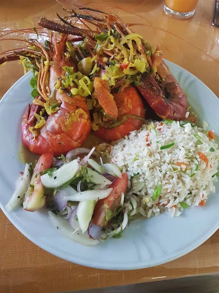 Deliciosos camarones grandes con especias y guarnición —  Fotos de Stock