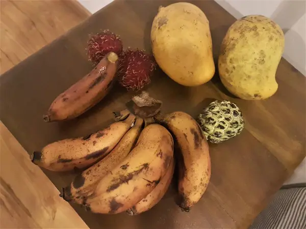 Fruits exotiques mûrs sur la table de chevet à la maison . — Photo