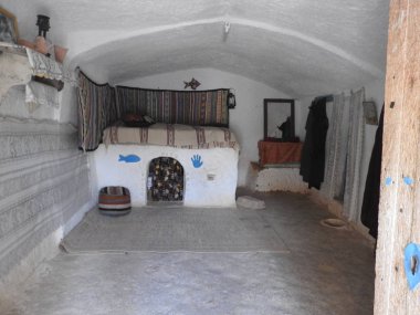 İlkel insan ev ve Berberi Sidi Driss, Matmata, Tunus, Afrika'da, açık bir günde yeraltı mağaraları.