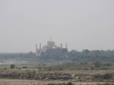 Hindistan. Agra. Kırmızı kale duvarına görünümünden Taj Mahal.