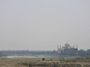Hindistan. Agra. Kırmızı kale duvarına görünümünden Taj Mahal.
