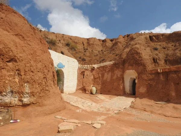 Trogloditas subterráneas cuevas de los bereberes en el desierto del Sahara, Matmata, Túnez, África, en un día claro . —  Fotos de Stock