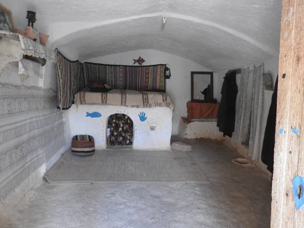 İlkel insan ev ve Berberi Sidi Driss, Matmata, Tunus, Afrika'da, açık bir günde yeraltı mağaraları.