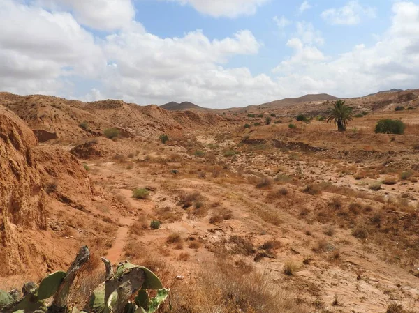 Έρημο τοπίο και καθαρός ουρανός κοντά Matmata στη Νότια Τυνησία, τη Βόρεια Αφρική. — Φωτογραφία Αρχείου