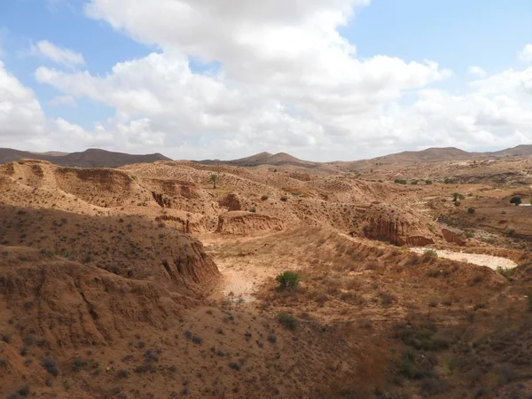 Sivatagi táj és a tiszta ég közelében Matmata, Tunézia déli részén, Észak-Afrika. — Stock Fotó