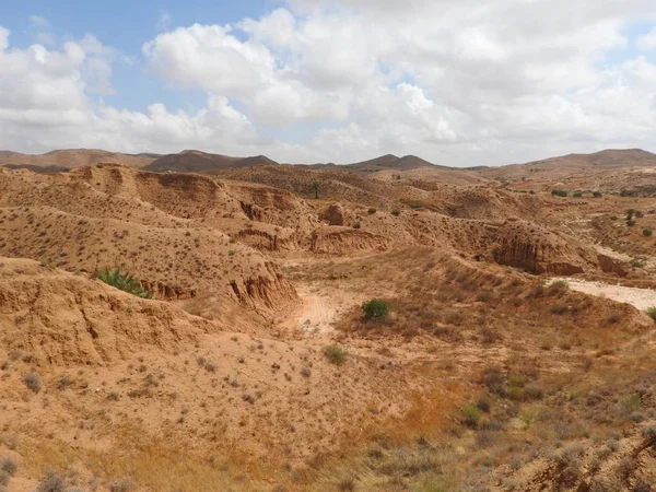 Sivatagi táj és a tiszta ég közelében Matmata, Tunézia déli részén, Észak-Afrika. — Stock Fotó