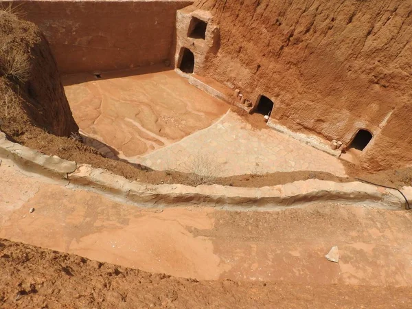 İlkel insan ev ve Berberi Sidi Driss, Matmata, Tunus, Afrika'da, açık bir günde yeraltı mağaraları.