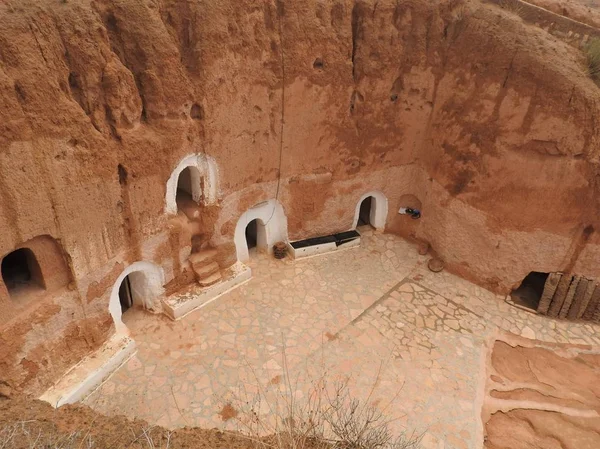 İlkel insan ev ve Berberi Sidi Driss, Matmata, Tunus, Afrika'da, açık bir günde yeraltı mağaraları.