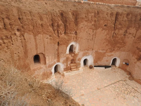 Trogloditas subterráneas cuevas de los bereberes en el desierto del Sahara, Matmata, Túnez, África, en un día claro . —  Fotos de Stock