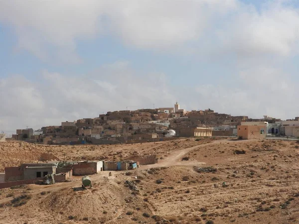 Le village berbère de la province de Tamezret Gabes dans le désert chaud de l'Afrique du Nord en Tunisie — Photo