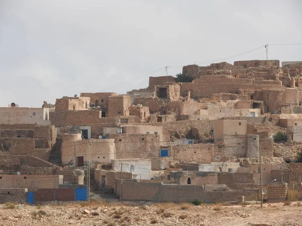The Berber village of Tamezret Gabes province in the hot desert of North Africa in Tunisia — Stock Photo, Image