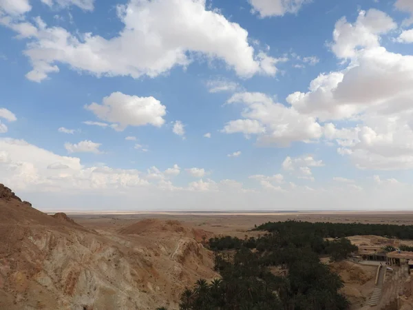 Chebika dağ oasis sınır Sahara, açık mavi gökyüzü, Tunus, Afrika — Stok fotoğraf