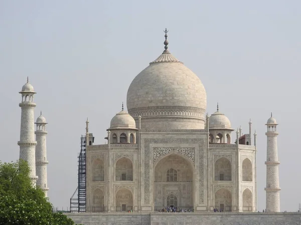 Taj Mahal em um dia claro e brilhante . — Fotografia de Stock