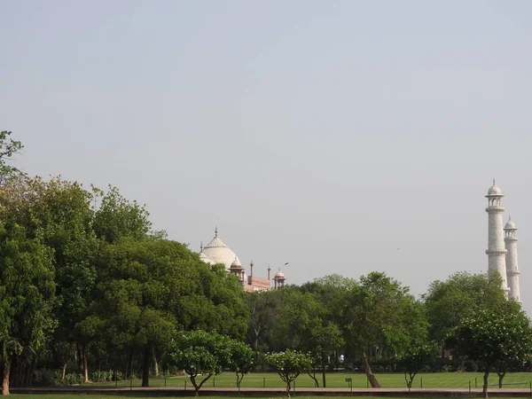 Décryptages Taj Mahal, célèbre site historique de l'UNESCO, monument d'amour, le plus grand tombeau en marbre blanc d'Inde, Agra, Uttar Pradesh . — Photo