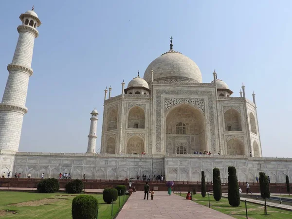 Taj Mahal mausoleo y símbolo del amor, mármol de marfil blanco en la orilla sur del río Yamuna en la ciudad india de Agra, Uttar Pradesh . — Foto de Stock