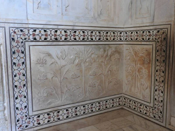 Detalle de incrustaciones y tallas que decoran el Taj Mahal, Agra, India — Foto de Stock