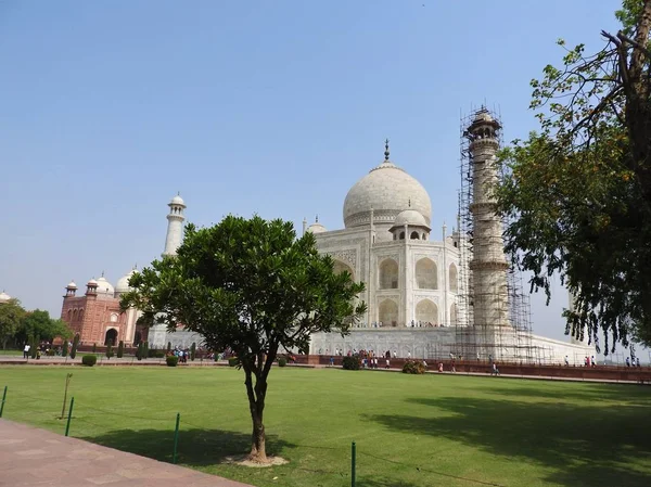 Taj Mahal mausoleo y símbolo del amor, mármol de marfil blanco en la orilla sur del río Yamuna en la ciudad india de Agra, Uttar Pradesh . — Foto de Stock