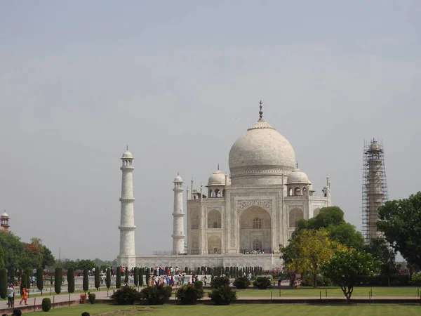 Taj Mahal mausoleum en symbool voor liefde, wit ivoor marble op de zuidelijke oever van de rivier Yamuna in de Indiase stad Agra, Uttar Pradesh. — Stockfoto