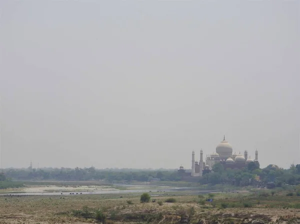 India. Agra. Una vista del Taj Mahal desde una pared del Fuerte Rojo . — Foto de Stock