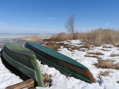 Kış aylarında göl Pleshcheyevo, Pereslavl Zalessky, Yaroslavl bölgesi, Rusya açık bir günde kıyısında tekne.