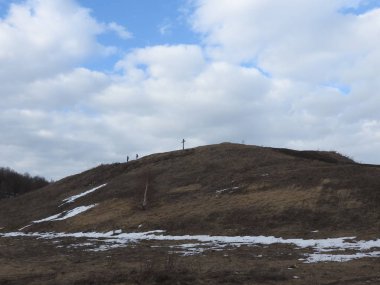 Pereslavl, haç ve kışın, mavi gökyüzü bulutlar buz Gölü nün muhteşem bir görüntüsü Alexandrov dağ.